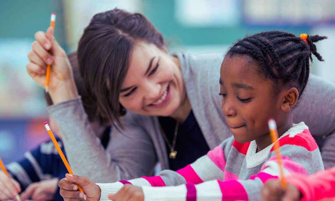 how much does a special needs teaching assistant earn